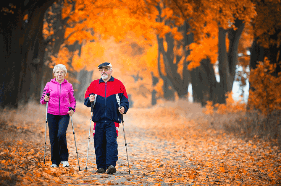 Ein Seniorenpaar beim Nordic Walking.