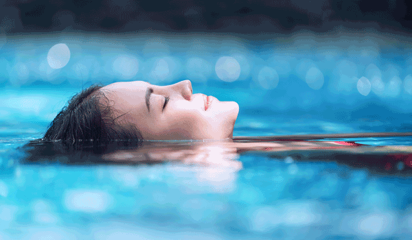 Eine Schwimmerin entspannt beim schwimmen. 