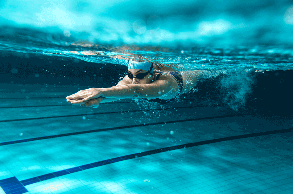 Ein Schwimmer gleitet durchs Wasser.