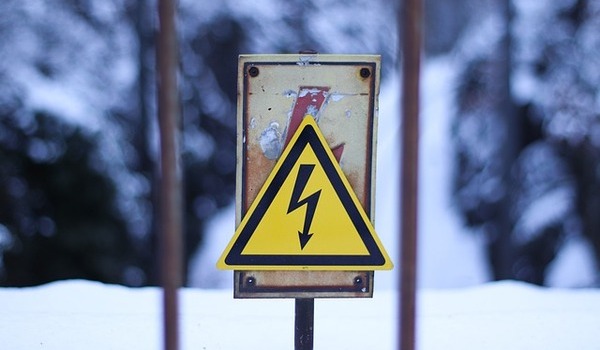 Ein Warnschild warnt vor Stromschlag.